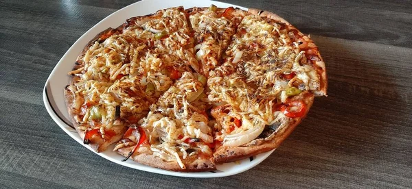 Sıcak ve lezzetli pizza.