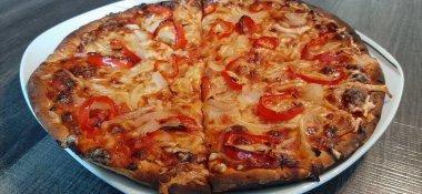 Sıcak ve lezzetli pizza.