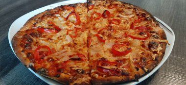 Sıcak ve lezzetli pizza.