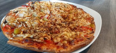 Sıcak ve lezzetli pizza.