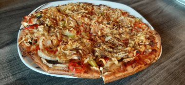 Sıcak ve lezzetli pizza.