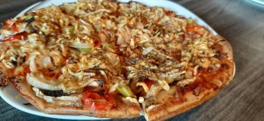 Sıcak ve lezzetli pizza.