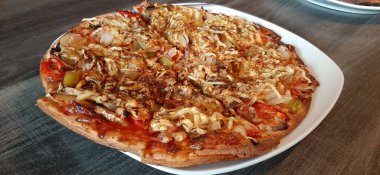 Sıcak ve lezzetli pizza.