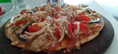 Sıcak ve lezzetli pizza.