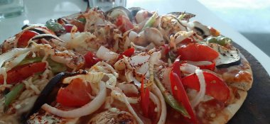 Sıcak ve lezzetli pizza.