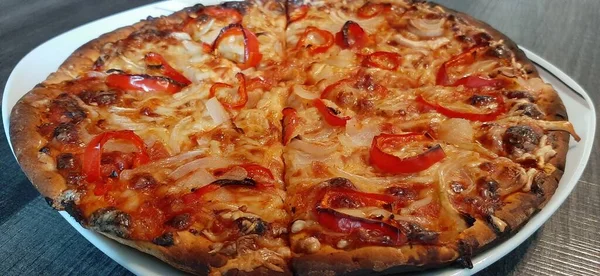 Sıcak ve lezzetli pizza.