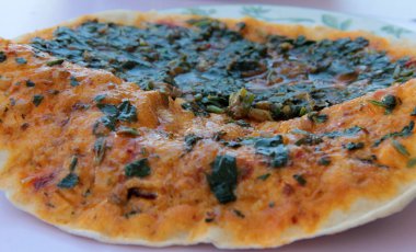 Taze ve sıcak lezzetli turta.