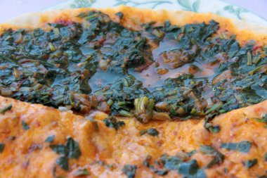 Taze ve sıcak lezzetli turta.