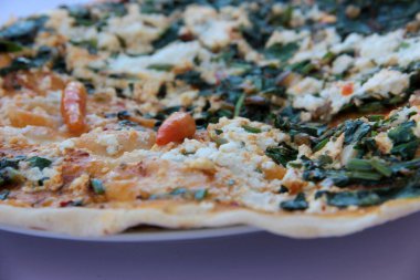 Taze ve sıcak lezzetli turta.