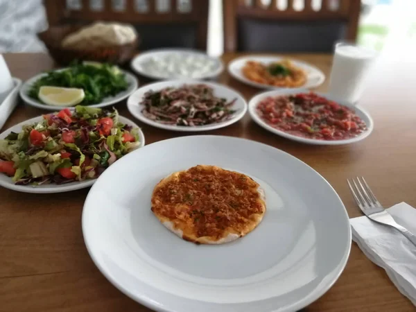 Delicious Turkish Pizza Lahmacun — Stock Photo, Image