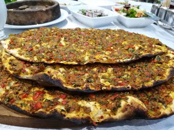 Delicious Turkish Pizza Lahmacun — Stock Photo, Image