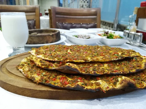 Delicious Turkish Pizza Lahmacun — Stock Photo, Image