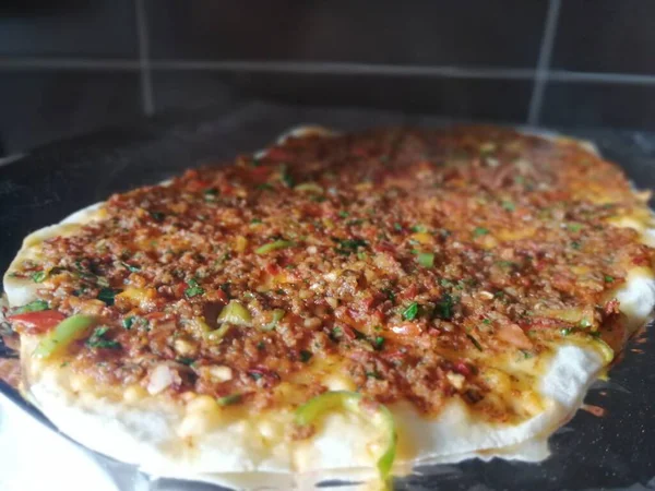 Lezzetli Türk pizzası Lahmacun.