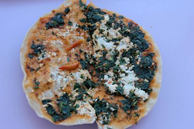 Taze ve sıcak lezzetli turta.