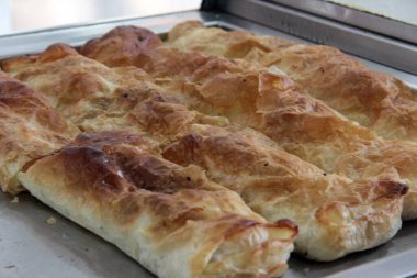 Taze ve sıcak lezzetli turta.