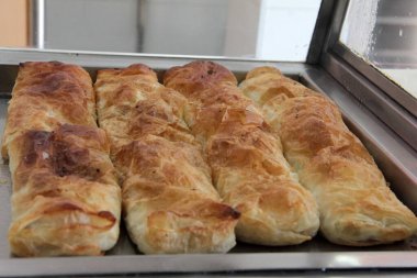 Taze ve sıcak lezzetli turta.