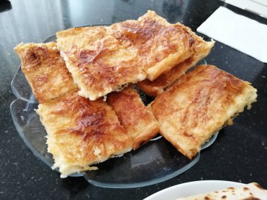 Taze ve sıcak lezzetli turta.