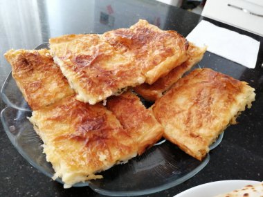 Taze ve sıcak lezzetli turta.