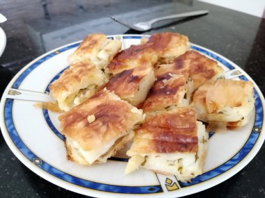 Taze ve sıcak lezzetli turta.