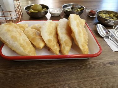 Taze ve sıcak lezzetli turta.