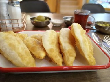 Taze ve sıcak lezzetli turta.