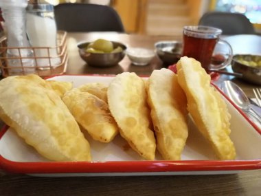 Taze ve sıcak lezzetli turta.