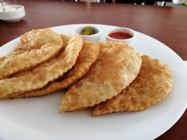 Taze ve sıcak lezzetli turta.