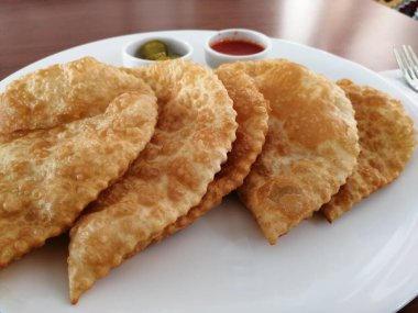 Taze ve sıcak lezzetli turta.