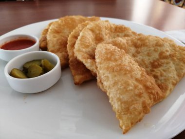 Taze ve sıcak lezzetli turta.