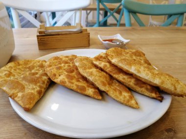 Taze ve sıcak lezzetli turta.