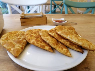 Taze ve sıcak lezzetli turta.