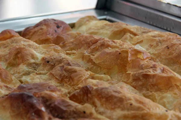 Taze ve sıcak lezzetli turta.