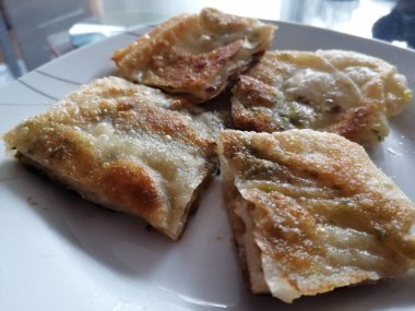 Taze ve sıcak lezzetli turta.