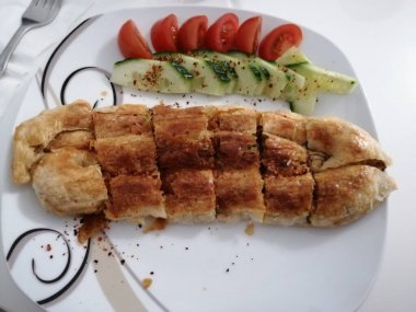 Taze ve sıcak lezzetli turta.