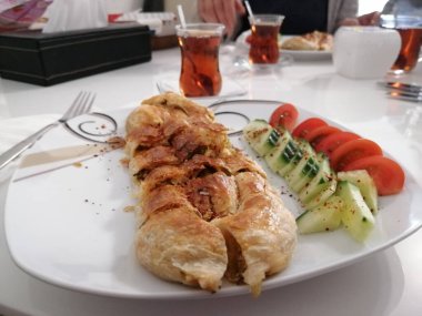 Taze ve sıcak lezzetli turta.