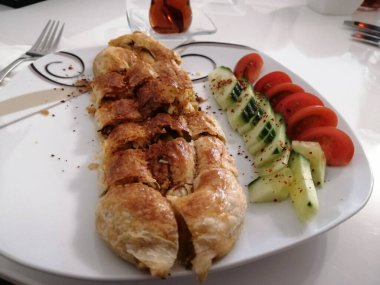 Taze ve sıcak lezzetli turta.