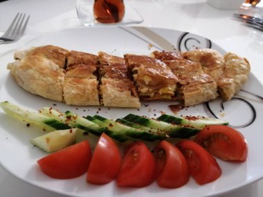 Taze ve sıcak lezzetli turta.