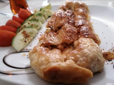 Taze ve sıcak lezzetli turta.