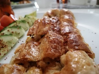 Taze ve sıcak lezzetli turta.