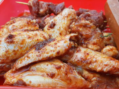 Çiğ tavuk ızgaraya hazır.