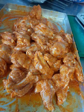 Çiğ tavuk ızgaraya hazır.