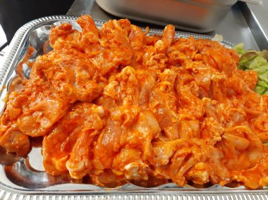 Çiğ tavuk ızgaraya hazır.