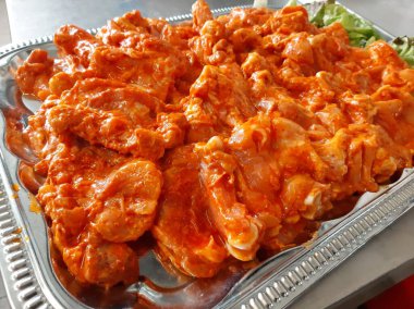 Çiğ tavuk ızgaraya hazır.