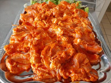 Çiğ tavuk ızgaraya hazır.