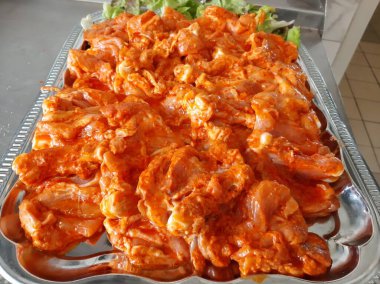 Çiğ tavuk ızgaraya hazır.