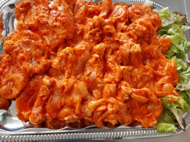 Çiğ tavuk ızgaraya hazır.