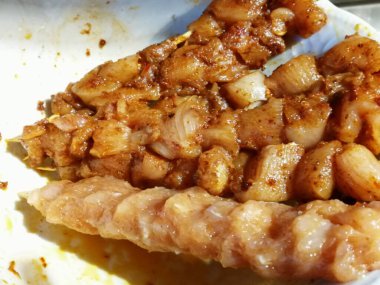 Çiğ tavuk ızgaraya hazır.