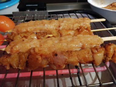 Çiğ tavuk ızgaraya hazır.