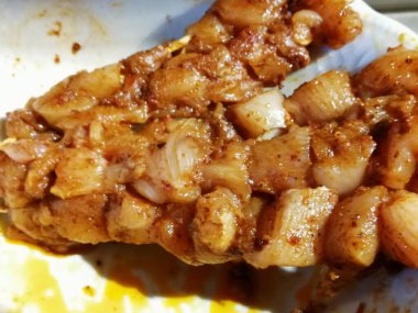 Çiğ tavuk ızgaraya hazır.