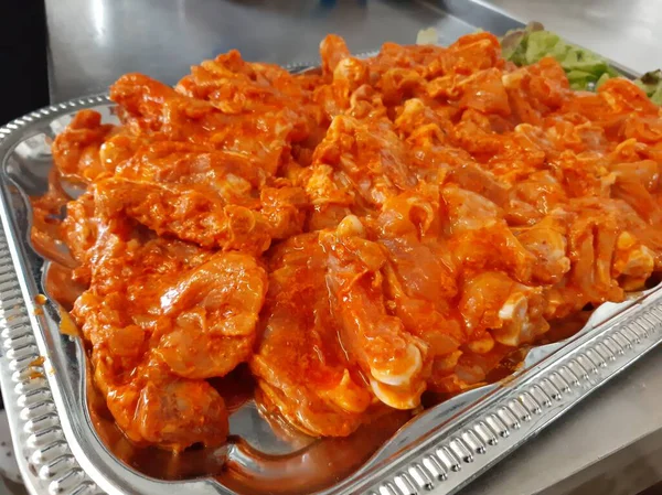 Çiğ tavuk ızgaraya hazır.